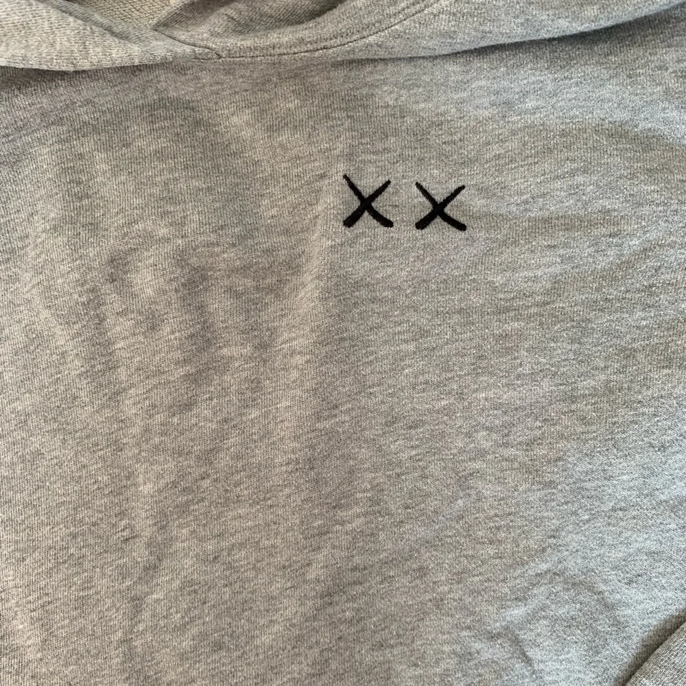 Uniqlo x Kaws hoodie - Picture 3 of 7